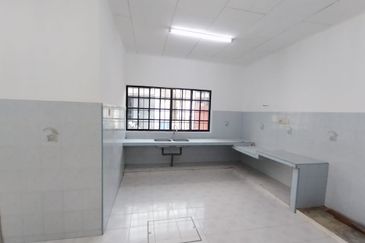 2 STOREY CORNER LOT (RENOVATED) FACING OPEN DENGKIL