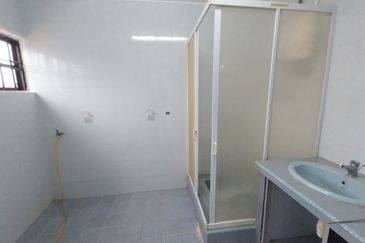 2 STOREY CORNER LOT (RENOVATED) FACING OPEN DENGKIL