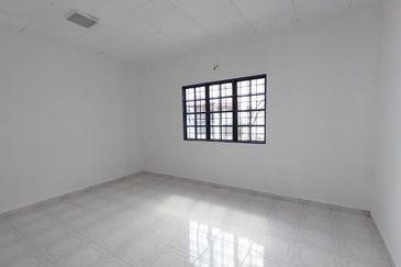 2 STOREY CORNER LOT (RENOVATED) FACING OPEN DENGKIL