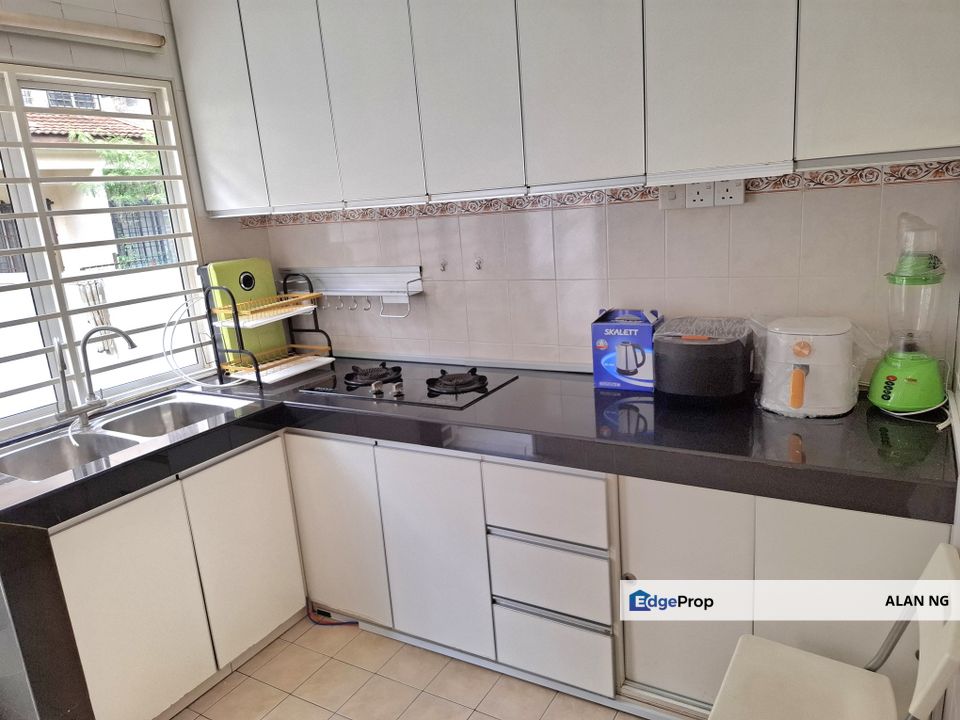 Puncak Jalil 3-Storey 5 Rooms House fully furnished, Selangor, Seri Kembangan