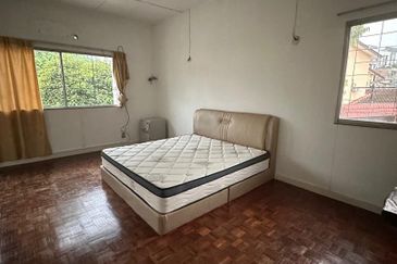 Damansara Jaya 2-Storey Corner House with Spacious Land for Sale