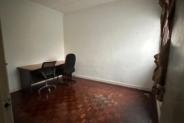 Damansara Jaya 2-Storey Corner House with Spacious Land for Sale