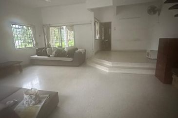 Damansara Jaya 2-Storey Corner House with Spacious Land for Sale