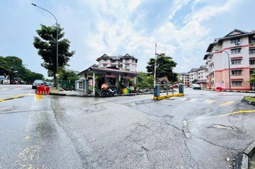 Pangsapuri Kiambang, Bukit Subang