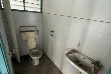 Dahlia Apartment, Putra Perdana