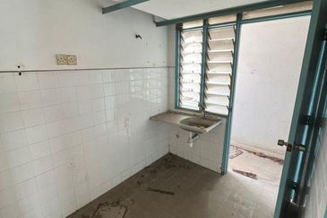 Dahlia Apartment, Putra Perdana