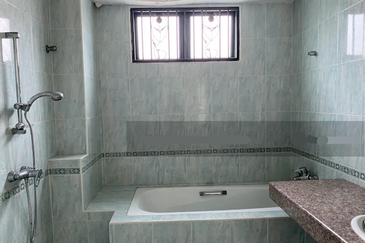 Ampang Hilir 3.5 Storey Bungalow Unit For Sale