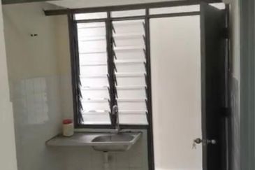 Dahlia Apartment, Putra Perdana