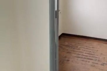 Dahlia Apartment, Putra Perdana