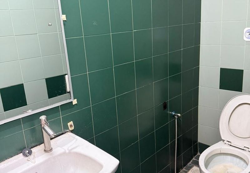 Leisure Commerce Square