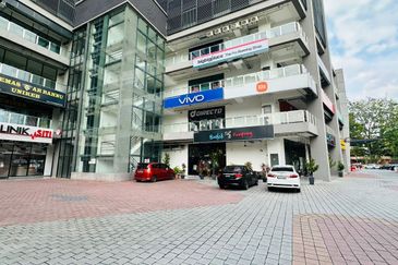 Q Avenue, Queensville