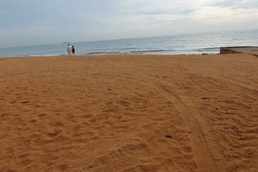 Lot banglo jalan kaki ke pantai berdekatan kawasan resort 