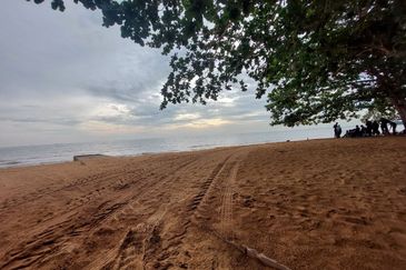 Lot banglo jalan kaki ke pantai berdekatan kawasan resort 