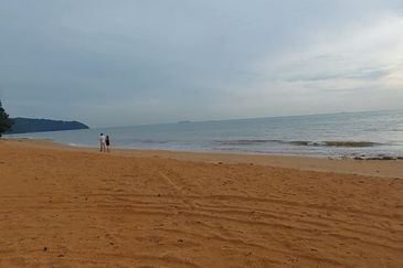 Lot banglo jalan kaki ke pantai berdekatan kawasan resort 