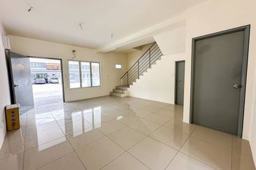 FOR SALE / UNTUK DIJUAL FOR SALE Double Storey Ritma Perdana Bandar Puncak Alam New Unit 