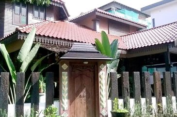FOR SALE / UNTUK DIJUAL Bungalow Three Storey Subang Height, Subang Jaya FREEHOLD NON BUMI