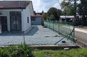 FOR SALE / UNTUK DIJUAL End Lot Single Storey Taman Medan Indah, Telok Panglima Garang Selangor
