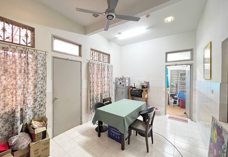 Bandar Enstek (Timur)