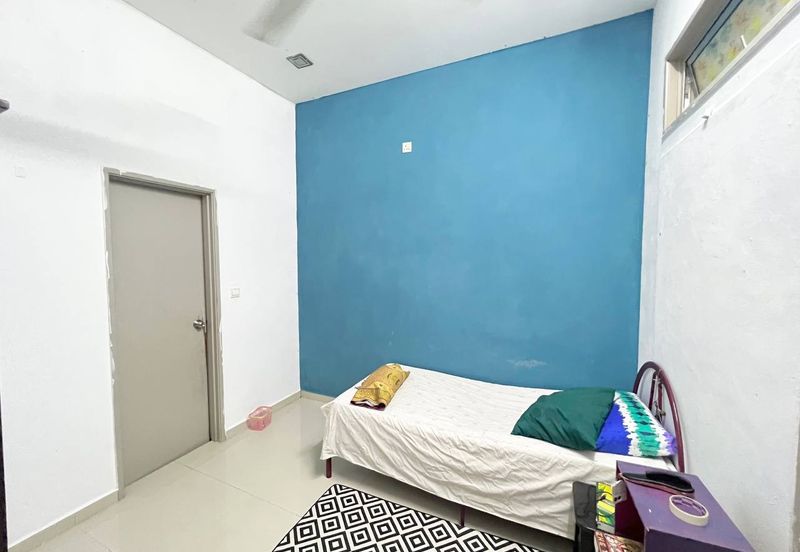 Bandar Enstek (Timur)