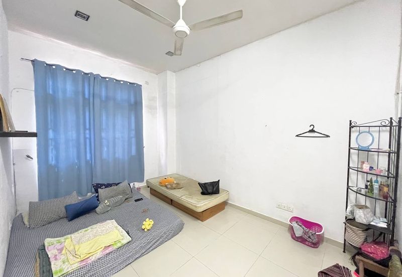 Bandar Enstek (Timur)