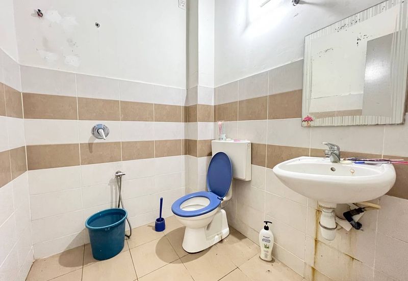 Bandar Enstek (Timur)