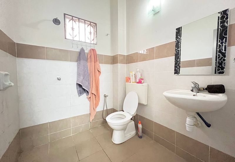 Bandar Enstek (Timur)