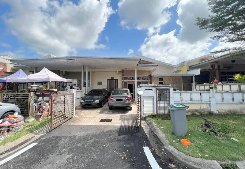 Bandar Enstek (Timur)