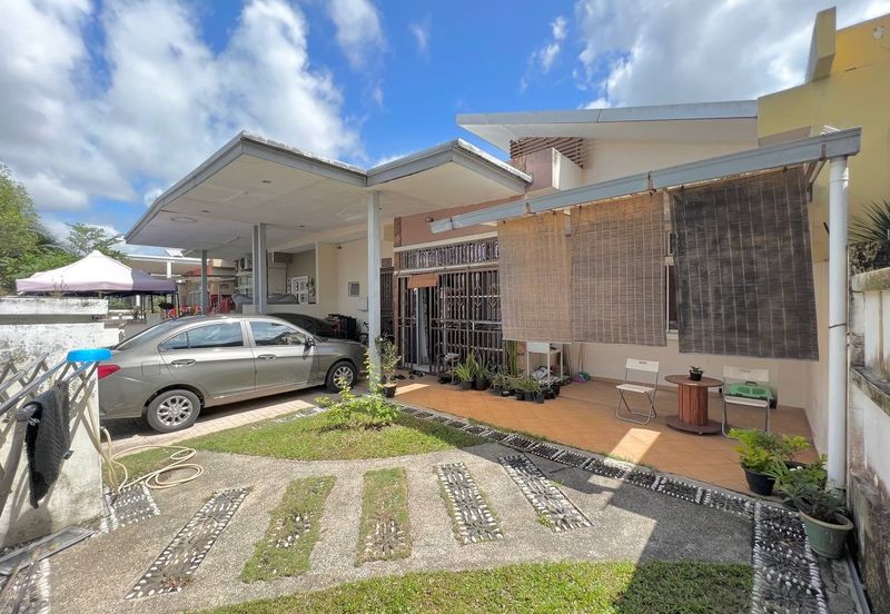 Bandar Enstek (Timur)