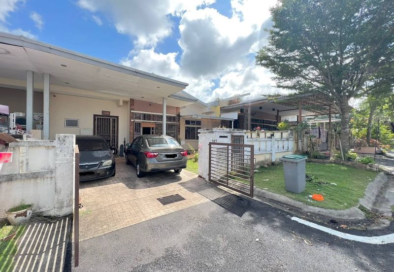 Bandar Enstek (Timur)