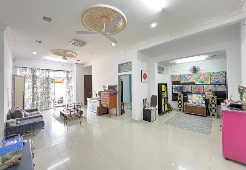 Bandar Enstek (Timur)