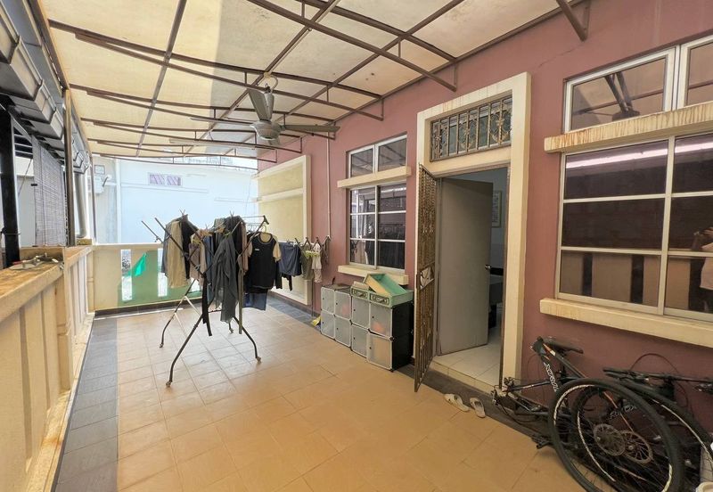 Bandar Enstek (Timur)