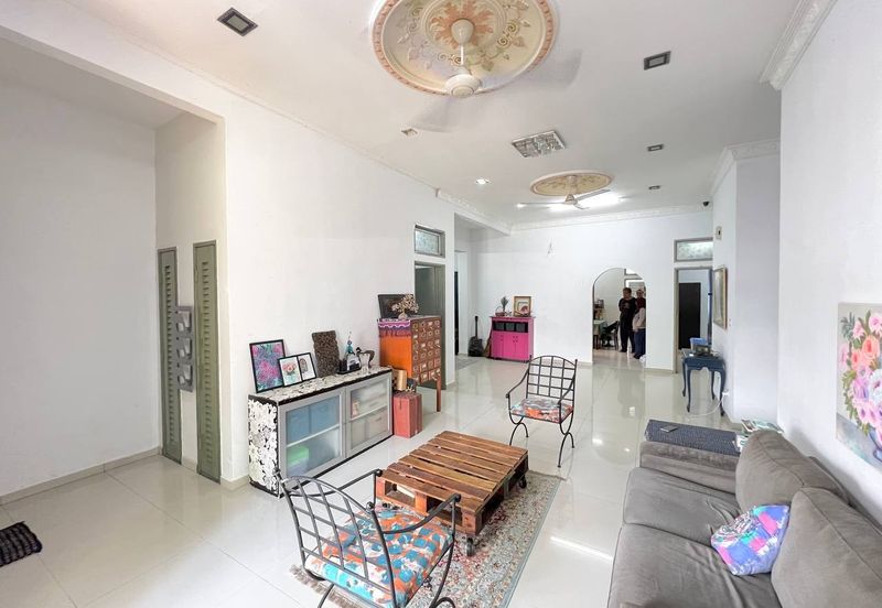 Bandar Enstek (Timur)