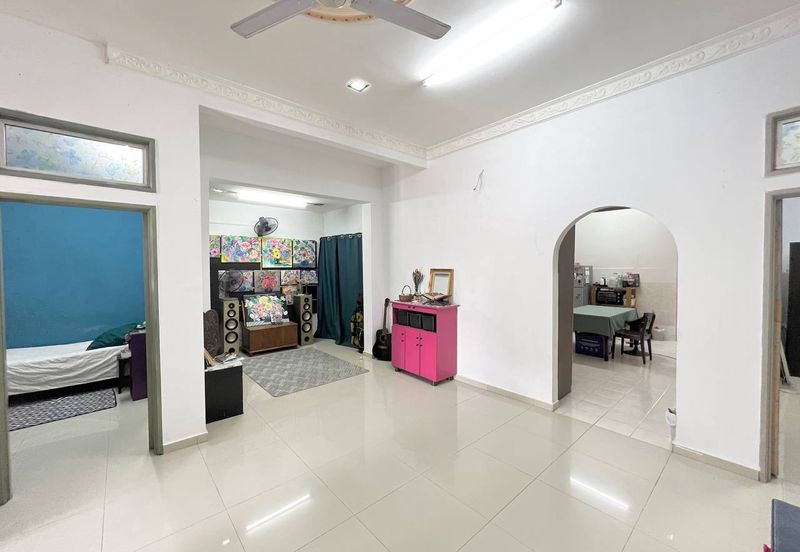 Bandar Enstek (Timur)