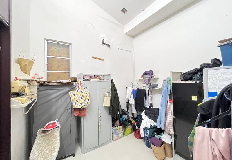 Bandar Enstek (Timur)