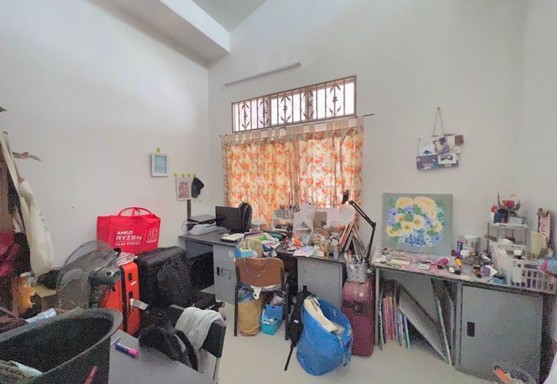 Bandar Enstek (Timur)