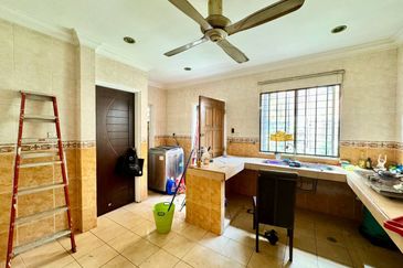 Jalan Suasana, Bandar Tun Hussein Onn