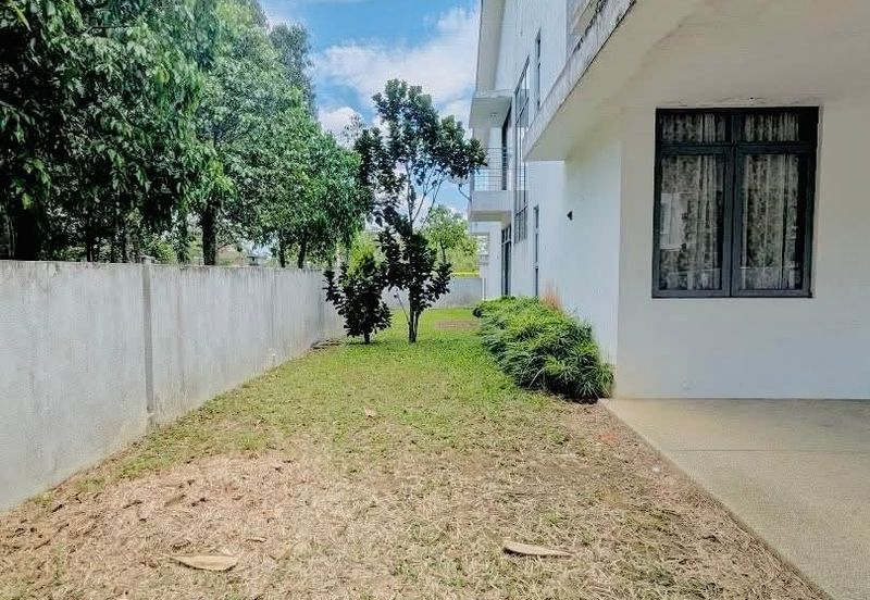 Summerglades, Perdana Lakeview West