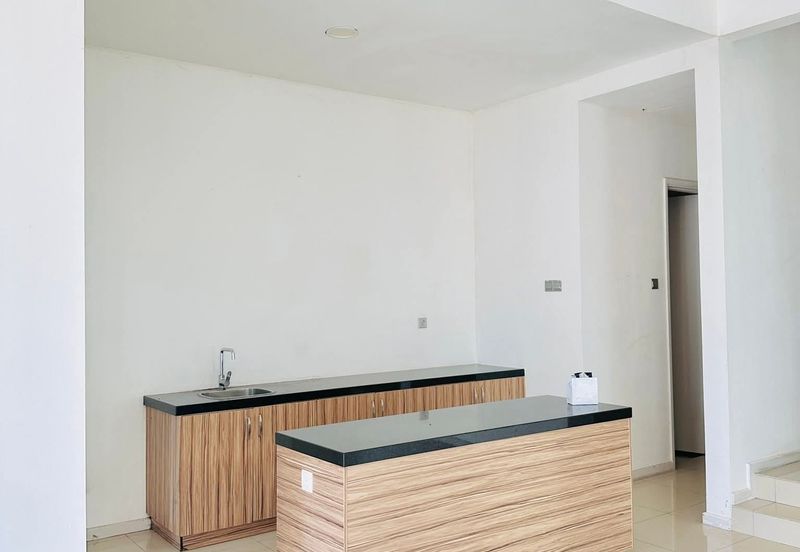 Summerglades, Perdana Lakeview West