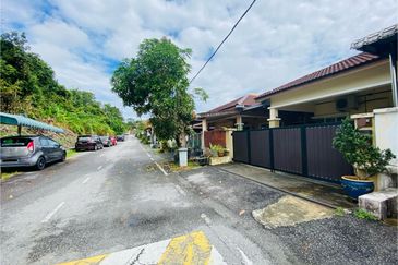 Taman Desa Baiduri Aman