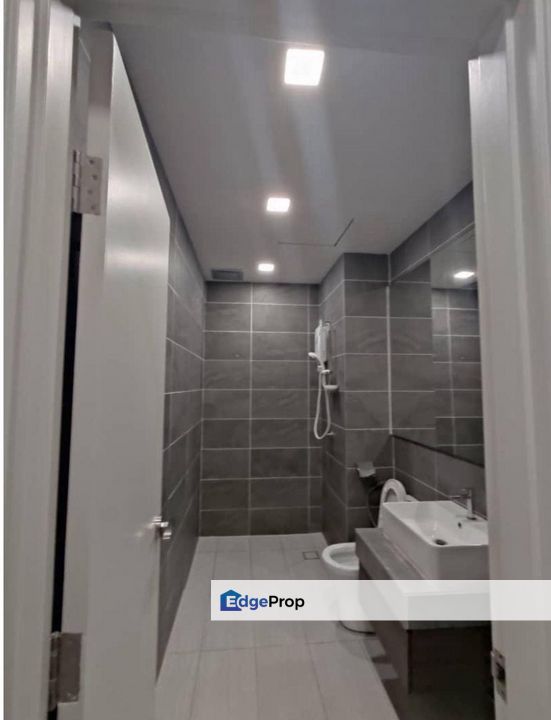 Fully Furnished, Rare Unit, First Come First Serve, Included Washer, Queen Bed & Mattress, Selangor, Sepang