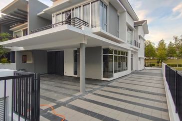 Horixon Hills @ The Hills
Jalan Anjung