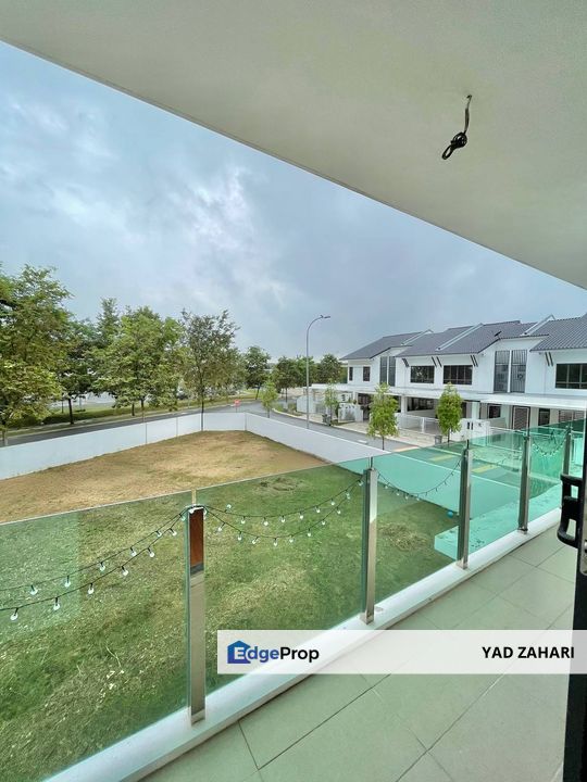 Corner Lot Hijayu 2 with 5000 sqft extra land at Sendayan for Sale RM1