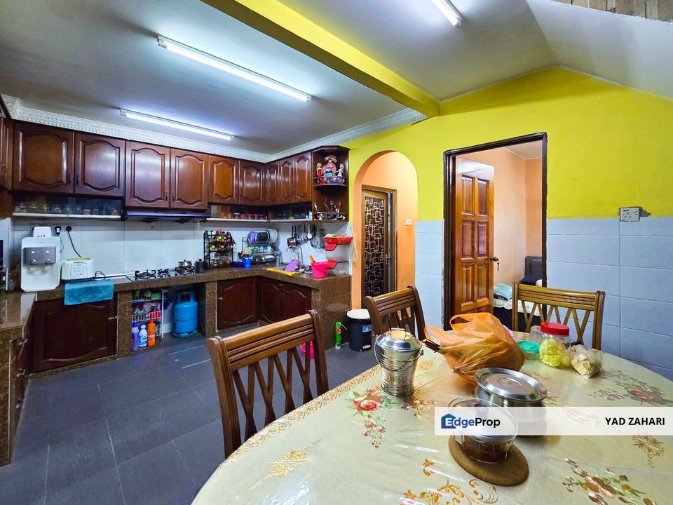 Seksyen 17, Shah Alam | 1.5 Storey Terrace 3 Bedrooms | RM450K - Extended Kitchen, Non bumi lot & Nearby Terminal Bas , Selangor, Shah Alam