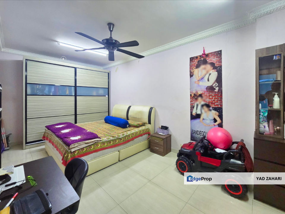 Seksyen 17, Shah Alam | 1.5 Storey Terrace 3 Bedrooms | RM450K - Extended Kitchen, Non bumi lot & Nearby Terminal Bas , Selangor, Shah Alam