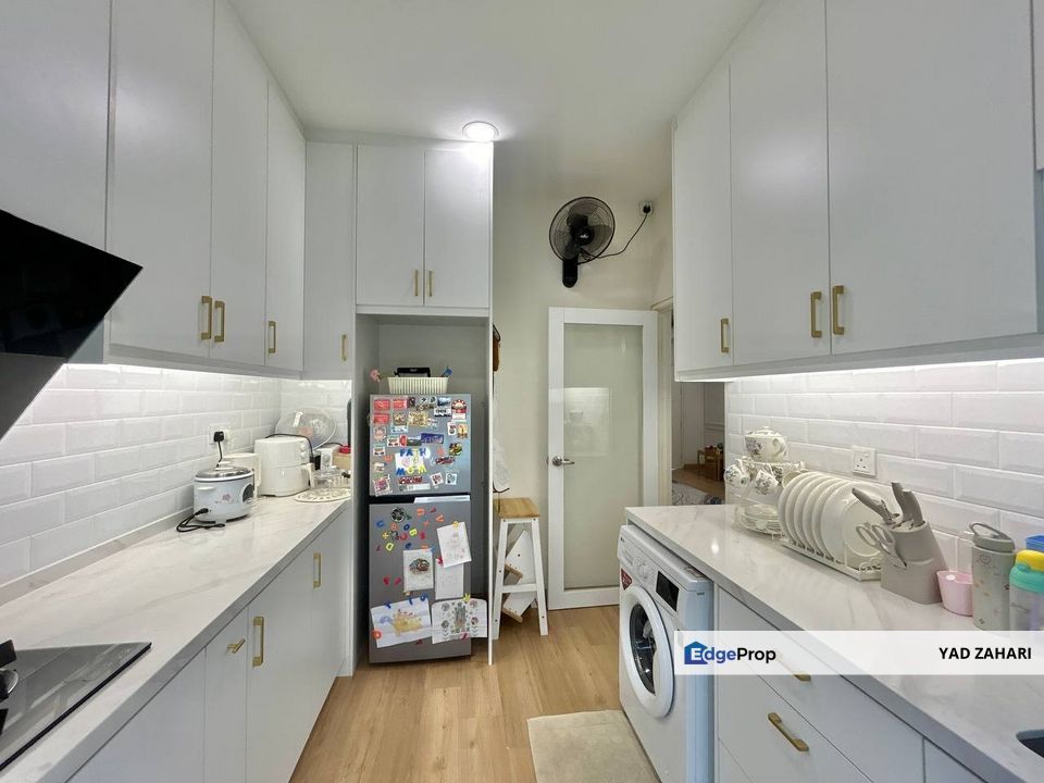 Kita Bayu, Cybersouth | Double Storey Terrace 4 Bedrooms | RM550K - Extra Land 5Ft, Beautiful ID, Near Playground & Semi Furnished , Selangor, Dengkil