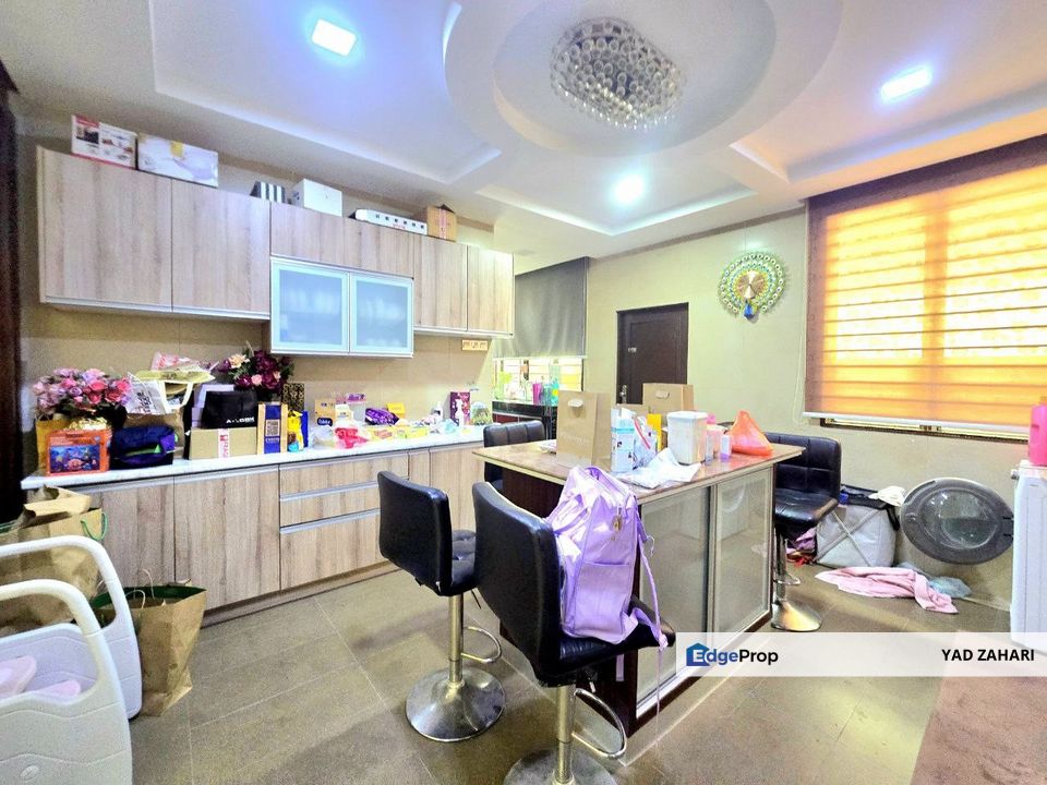 Jalan Aman Perdana, Klang | Bungalow 5 Bedrooms | RM1.17M - Renovated, Fully Furnished, Gated Guarded and Below MV, Selangor, Klang