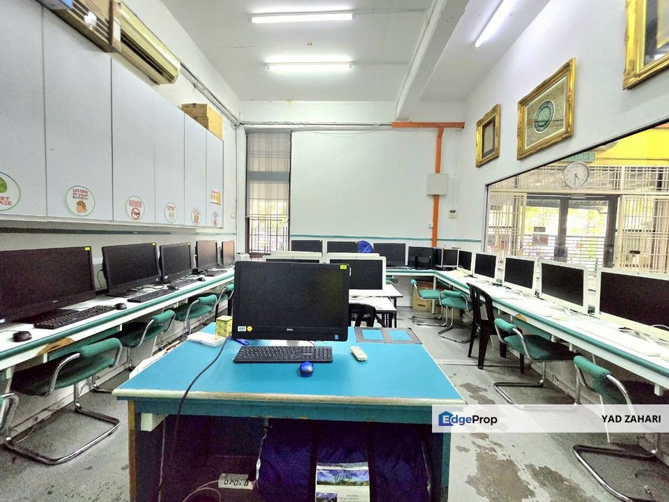 Taman Ampang Utama, Ampang | 3-Storey Bungalow 10 Rooms | RM3.2M - Suitable for School or Office and Big Built Up, Selangor, Ampang