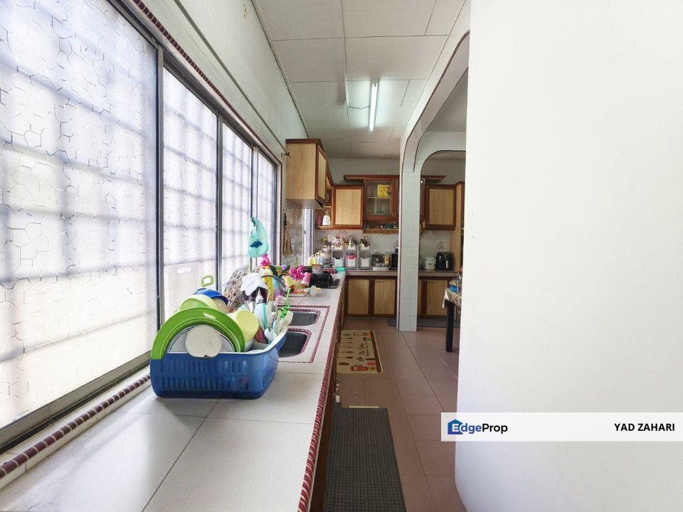 Seksyen 7, Shah Alam | Double Storey Terrace 5 Bedrooms | RM750K - Partial Furnished and Nearby School & Surau , Selangor, Shah Alam