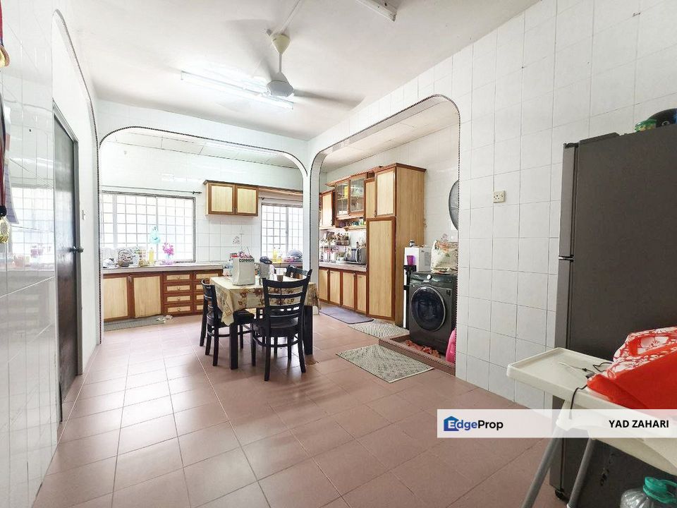 Seksyen 7, Shah Alam | Double Storey Terrace 5 Bedrooms | RM750K - Partial Furnished and Nearby School & Surau , Selangor, Shah Alam