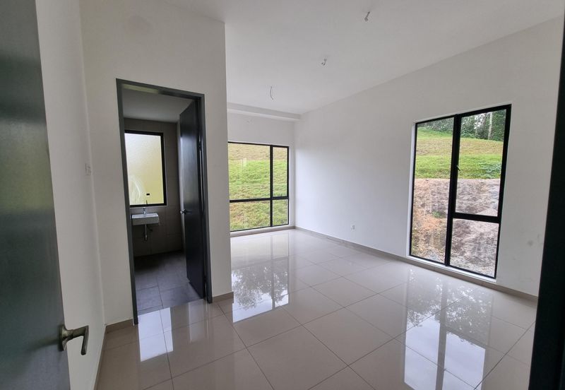 Jalan Lambaian, Kajang | Double Storey Bungalow 5 Bedrooms | RM1.88M - Gated Guarded, Completed with Facilities & Facing North